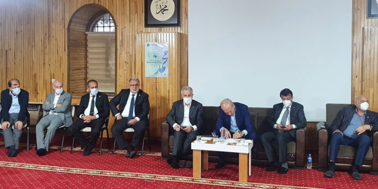 AKP camide protokolü yaygınlaştırıyor: Mihrap önüne koltuk dizip ilçenin sorunlarını görüştüler