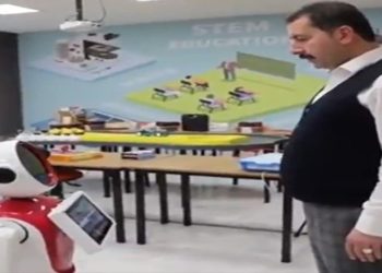 AKP'li Belediye Başkanı'ndan robota: En çok kimi seviyorsun?