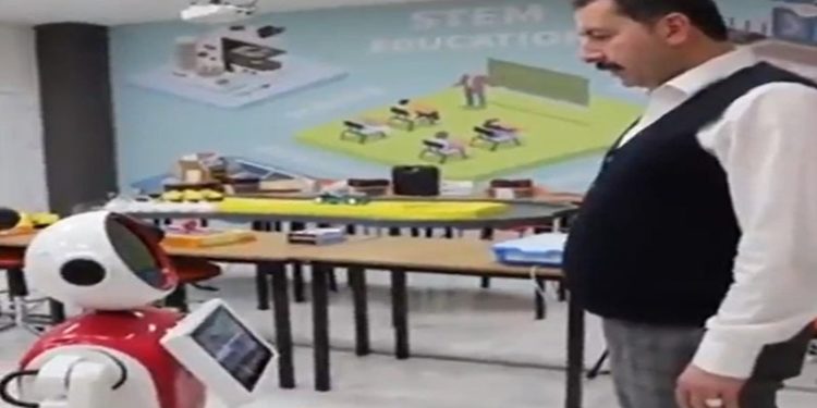 AKP'li Belediye Başkanı'ndan robota: En çok kimi seviyorsun?