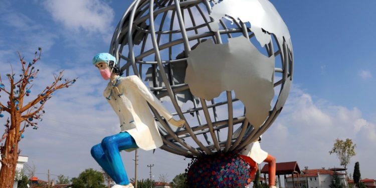 AKP'li Özkan, 'ucubelikte yarışan' heykellerin derhal kaldırılmasını istedi: CHP'liler dahi korkuyor