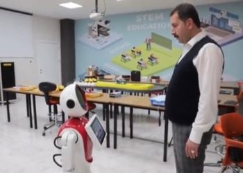 AKP’li Başkan robota sordu: En çok kimi seviyorsun?