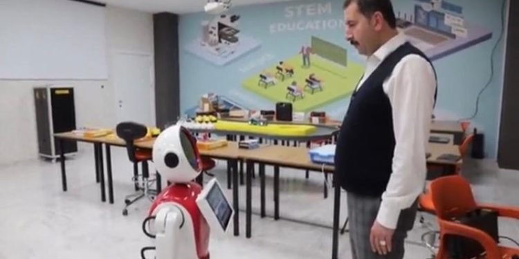 AKP’li Başkan robota sordu: En çok kimi seviyorsun?