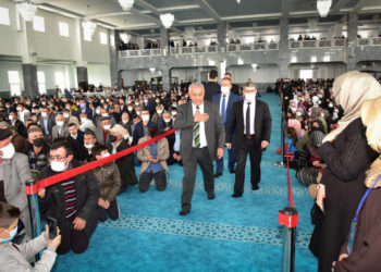 AKP’li başkan için camide ‘protokol yolu’ ve altın varaklı koltuklar