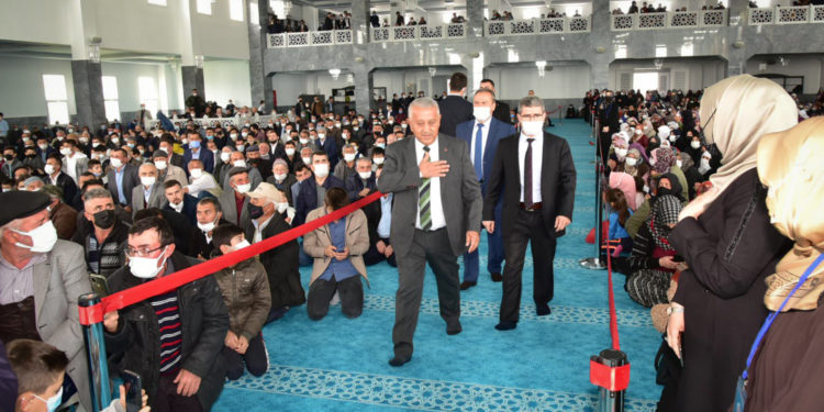AKP’li başkan için camide ‘protokol yolu’ ve altın varaklı koltuklar