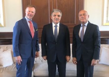 Abdullah Gül, Kavala'nın serbest bırakılmasını isteyen büyükelçiyle fotoğraf verdi