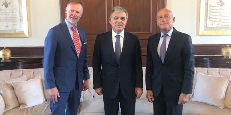 Abdullah Gül, Kavala'nın serbest bırakılmasını isteyen büyükelçiyle fotoğraf verdi