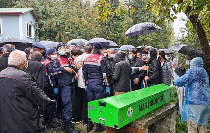 Acılı baba elleri kelepçeli şekilde kızının kabrine toprak attı