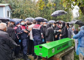 Acılı baba elleri kelepçeli şekilde kızının kabrine toprak attı