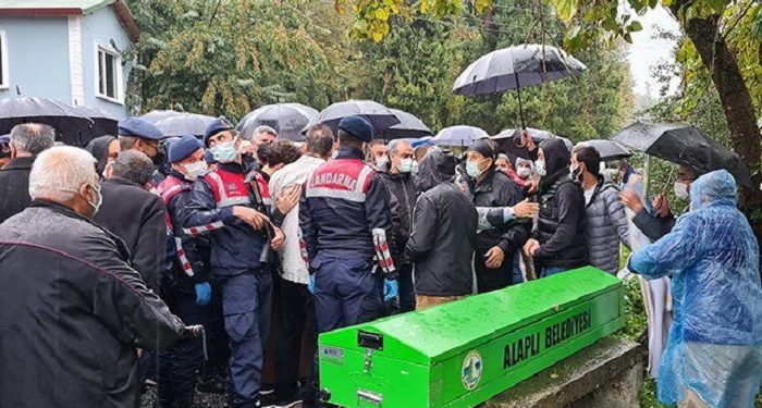 Acılı baba elleri kelepçeli şekilde kızının kabrine toprak attı