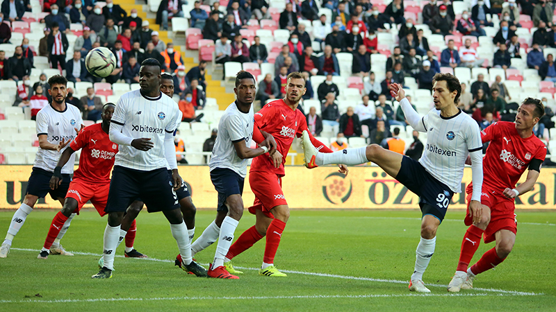 Adana Demirspor, Sivas'ta bir puanı 90+7'de kurtardı!