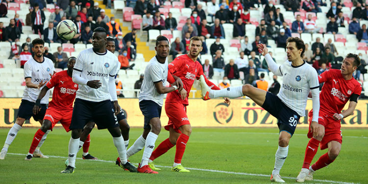 Adana Demirspor, Sivas'ta bir puanı 90+7'de kurtardı!