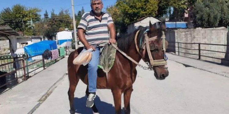 Akaryakıta zam geldi, arabayı satıp at aldı