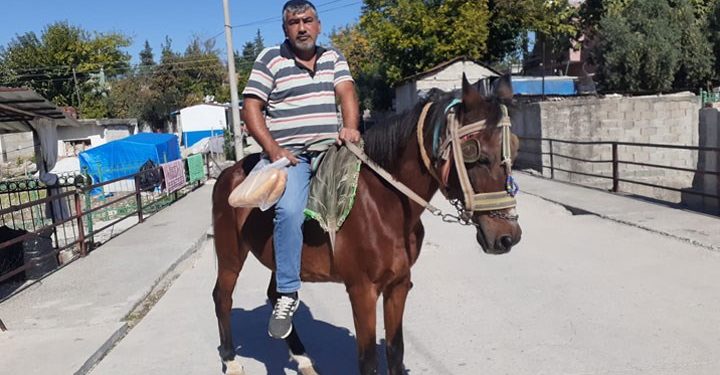 Akaryakıta zam gelince arabasını satıp at aldı: ‘Ne vergisi ne muayenesi var’