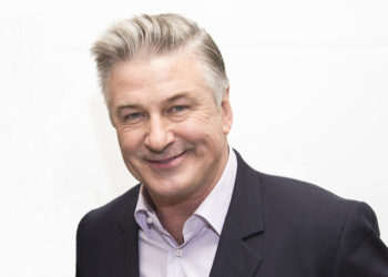 Alec Baldwin’in film setindeki kaza sırasında silahını kameraya doğrulttuğu ortaya çıktı