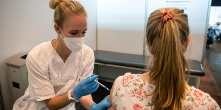 Alman doktorlardan 12 yaş üstüne Korona aşısı tavsiyesi