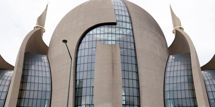 Almanların dörtte üçü ezana karşı