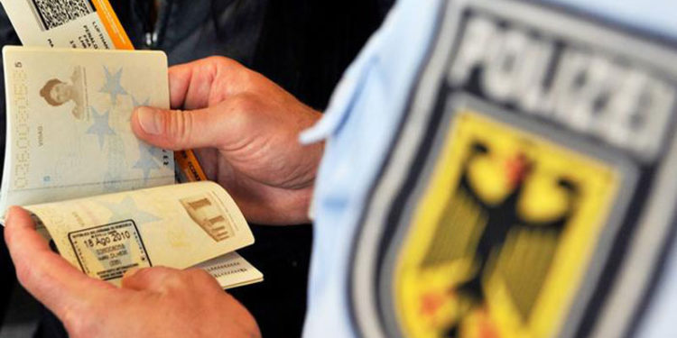 Almanya'da gri pasaportla insan kaçakçılığının ilk davası başlıyor