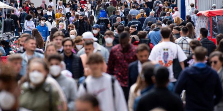 Almanya’da Covid-19 vaka sayısı 5 ayın zirvesine çıktı