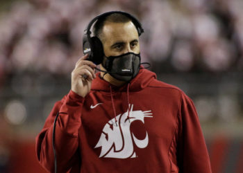 Amerikan futbolu koçu, aşı olmayı reddettiği için kovuldu