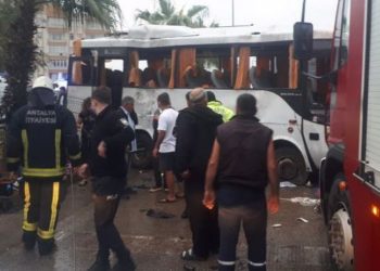 Antalya'da tur midibüsü devrildi: 2'si çocuk, 8 yaralı