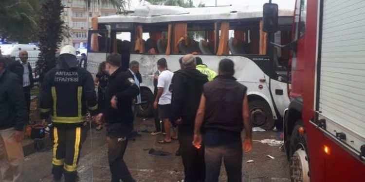 Antalya'da tur midibüsü devrildi: 2'si çocuk, 8 yaralı
