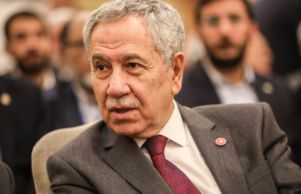 Arınç: Arabasında kokain çeken adamı genel merkeze almışlar