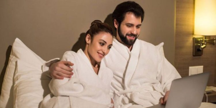 Araştırma: Çiftlerin birlikte porno izlemesi cinsel hayatı olumlu etkiliyor