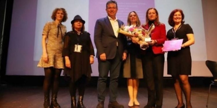 Arzu Çerkezoğlu'na Feminİstanbul'dan onur ödülü