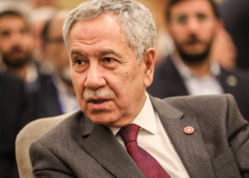 Arınç: Arabasında kokain çeken adamı genel merkeze almışlar