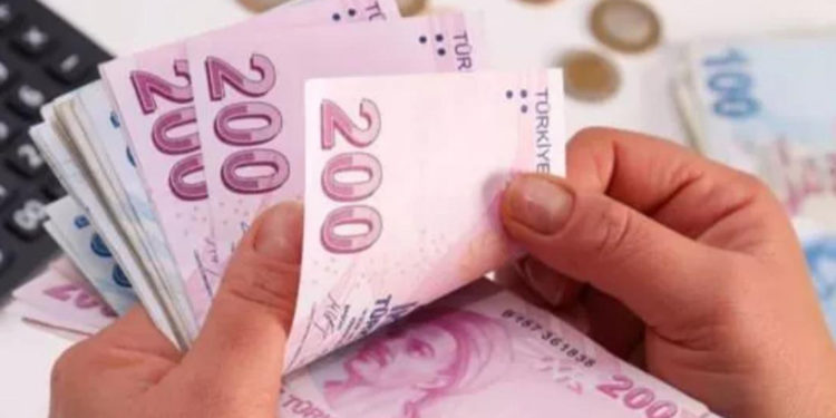 Asgari ücret 300 doların bile altına indi, maaşlar tükendi