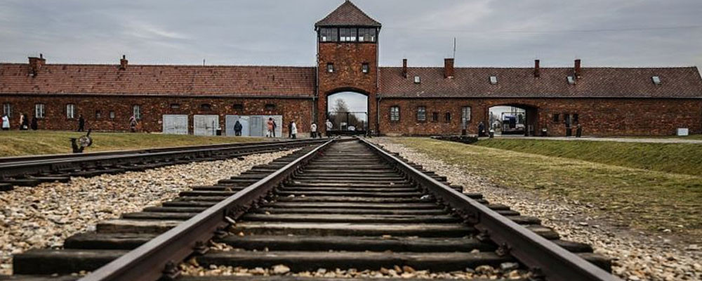 Auschwitz toplama kampına Yahudi karşıtı yazılama yapıldı