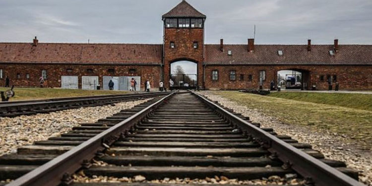 Auschwitz toplama kampına Yahudi karşıtı yazılama yapıldı