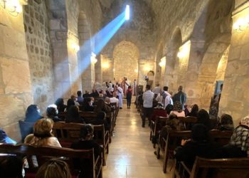 Avrupa'dan geri dönen Süryaniler, 1700 yıllık kiliselerini onarıp 'zılgıtlarla' açtı