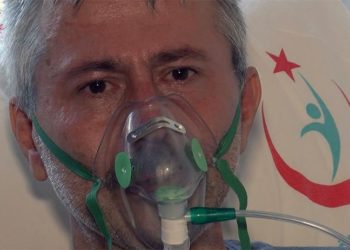 Aşı olmaya karşıydı, yoğun bakımdan çıkınca gözyaşlarıyla aşı çağrısı yaptı