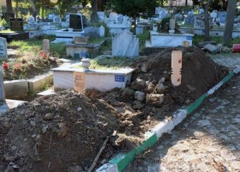 Aşısız baba-oğul 4 gün arayla koronavirüsten öldü, anne ve diğer kardeş yoğun bakımda