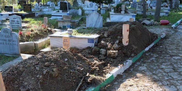 Aşısız baba-oğul 4 gün arayla koronavirüsten öldü, anne ve diğer kardeş yoğun bakımda