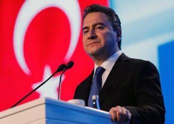 Babacan: Koskoca ülke Survivor seti gibi