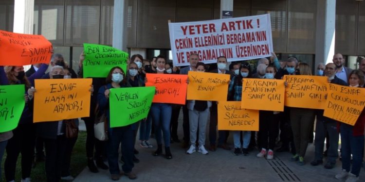 Bergama'da esnaftan AKP’li belediyeye tepki