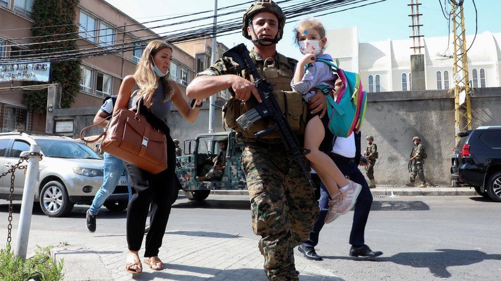 Beyrut limanı patlaması: Soruşturma yargıcını protesto edenlere atış açıldı