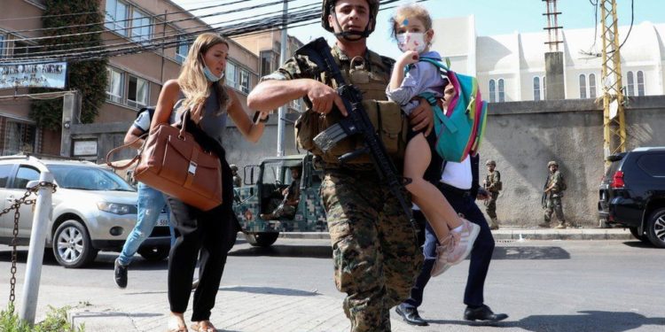 Beyrut limanı patlaması: Soruşturma yargıcını protesto edenlere atış açıldı