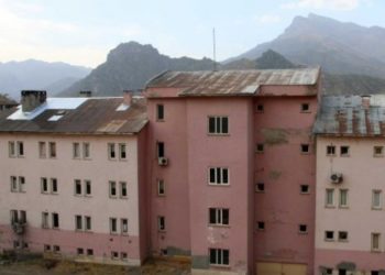 Beyt&uuml;şşebap'ta hastane projesi iptal edildi, y&uuml;zme havuzu yapıldı