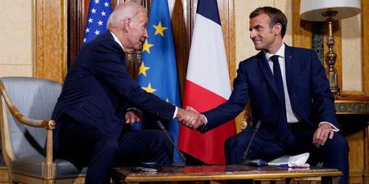 Biden'dan Macron'a: Yapılan şık değildi