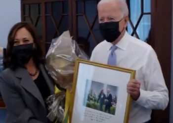 Biden'dan Yardımcısı Harris'e doğum günü sürprizi