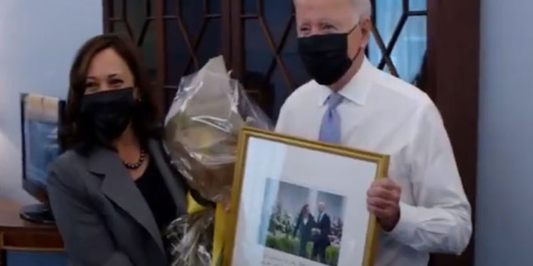 Biden'dan Yardımcısı Harris'e doğum günü sürprizi