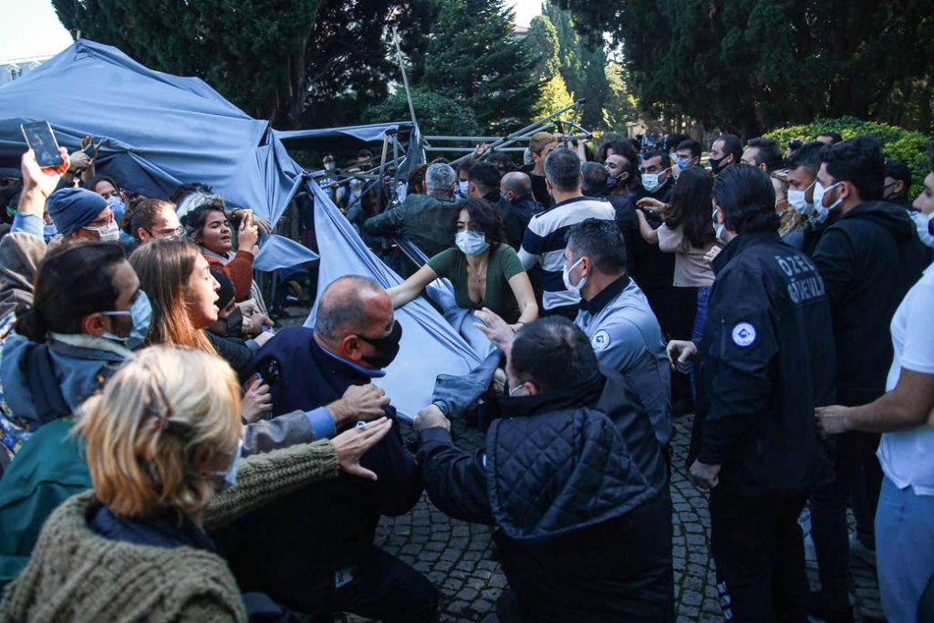 Boğaziçi’nde polis ablukası: En az 32 öğrenciyi gözaltına alındı