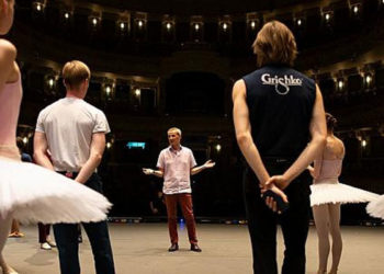 Bolşoy Bale Grubunun erkek dansçısı, sahnede üzerine dekor düşmesi sonucu hayatını kaybetti