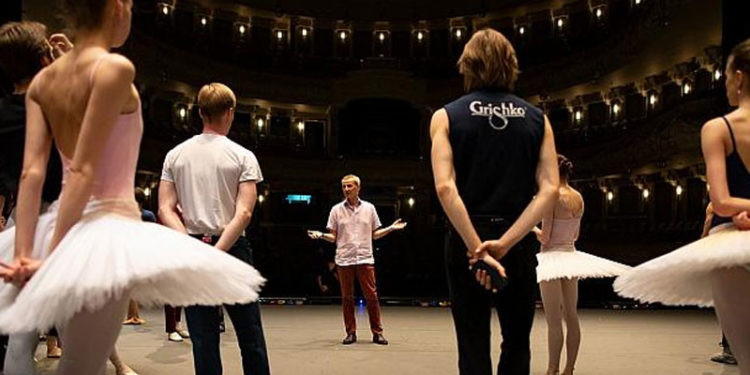 Bolşoy Bale Grubunun erkek dansçısı, sahnede üzerine dekor düşmesi sonucu hayatını kaybetti