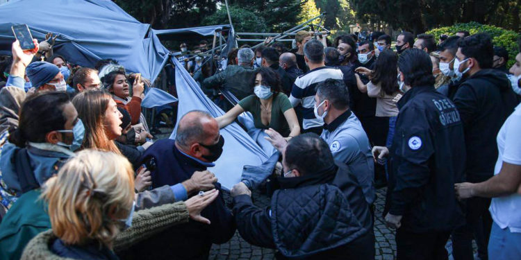 Boğaziçi’nde polis ablukası: En az 32 öğrenciyi gözaltına alındı