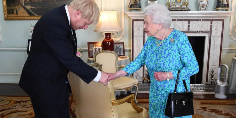 Britanya Başbakanı Johnson'dan Kraliçe'nin sağlık durumu hakkında açıklama: Formu çok iyi