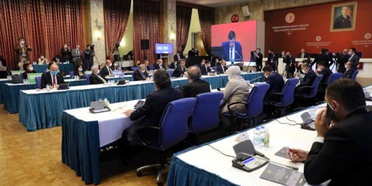 Bürokratlara asgari ücretin 3 katından fazla maaş ödenmemesi önergesi reddedildi